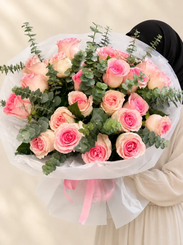 Букет "Mandala Rose" S из роз — «Mandala Rose S» — нежный букет из 25 роз и 2 ветвей эвкалипта.